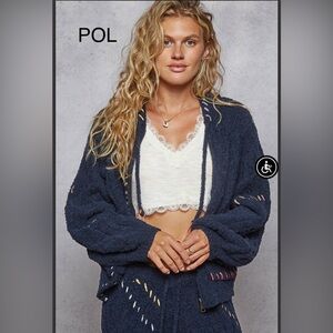 BP217-7💙🤍POL pristine Navy zip-up hoodie w/amazing embroidered accents!